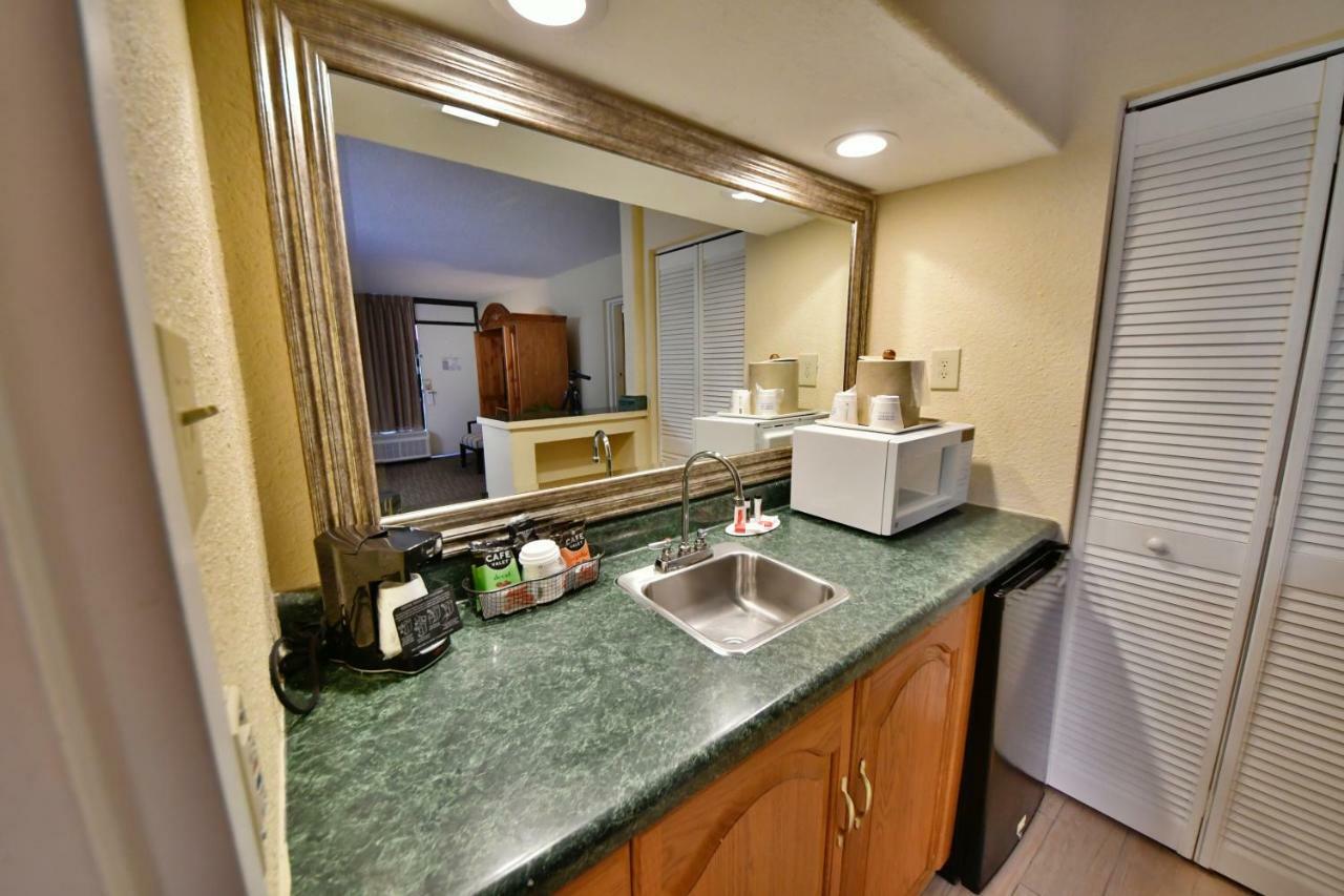 Ramada By Wyndham Jacksonville Hotel & Conference Center Exterior photo